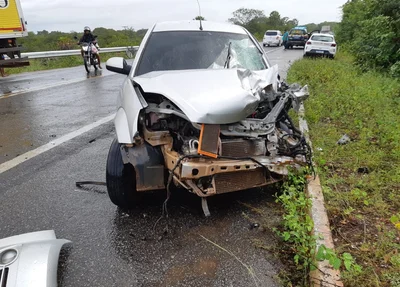 Ford/KA colidiu frontalmente com um caminhão baú