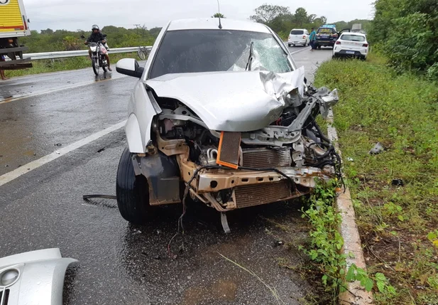 Ford/KA colidiu frontalmente com um caminhão baú