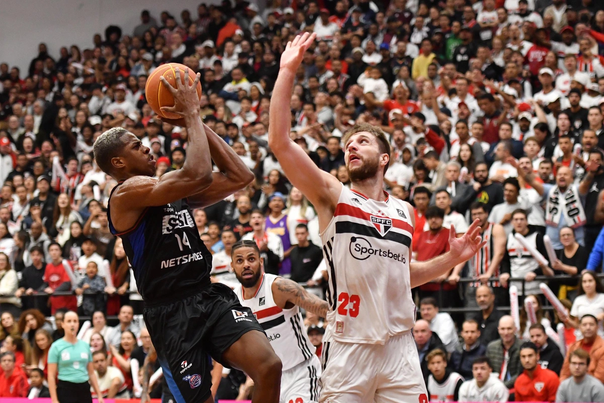Georginho tem arremesso contestado por Lucas Siewert
