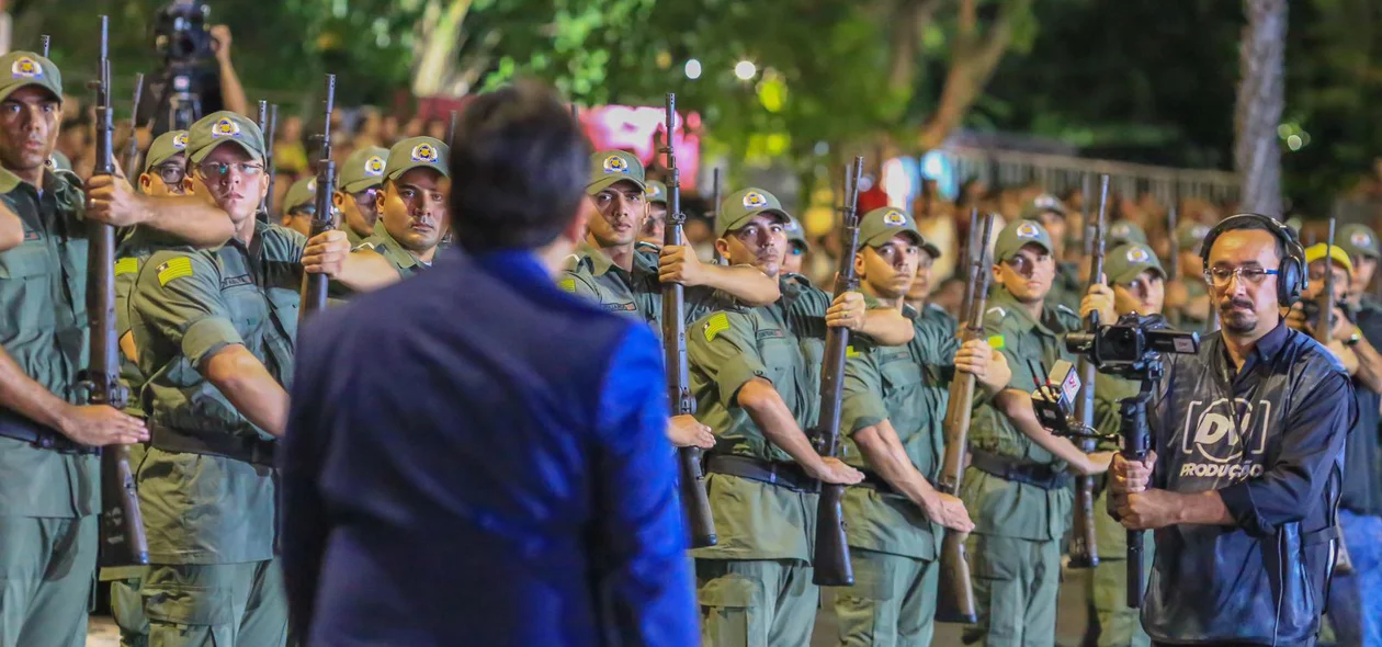 Governador Rafael Fonteles sendo cumprimentado pelos policiais