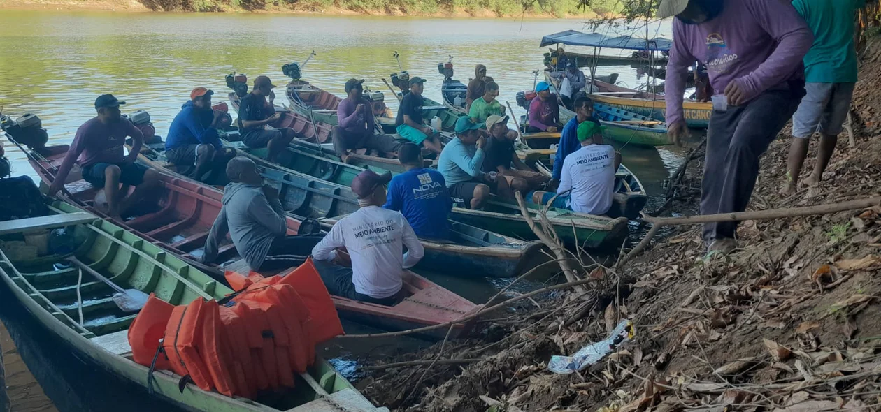 Grupo de pescadores do Poti Velho se preparando para fazer coleta de lixo nas margens do rio Poti.