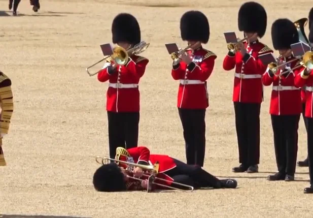 Guardas reais desmaiam em calor de 30° C em Londres