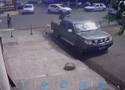 Homem estava falando no celular quando foi abordado pelos bandidos