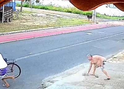 Homem estava na calçada quando foi abordado pelo bandido em uma bicicleta