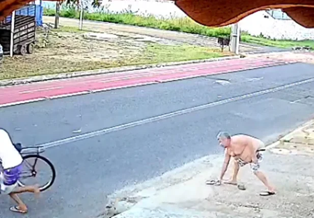 Homem estava na calçada quando foi abordado pelo bandido em uma bicicleta