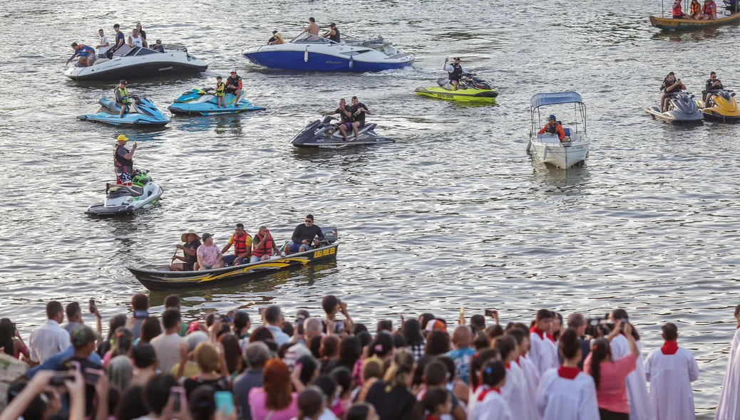 Imagem de São Pedro é levada pelas canoas