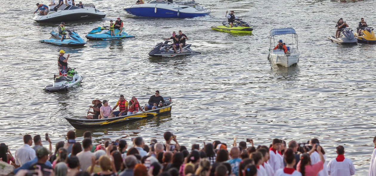 Imagem de São Pedro é levada pelas canoas