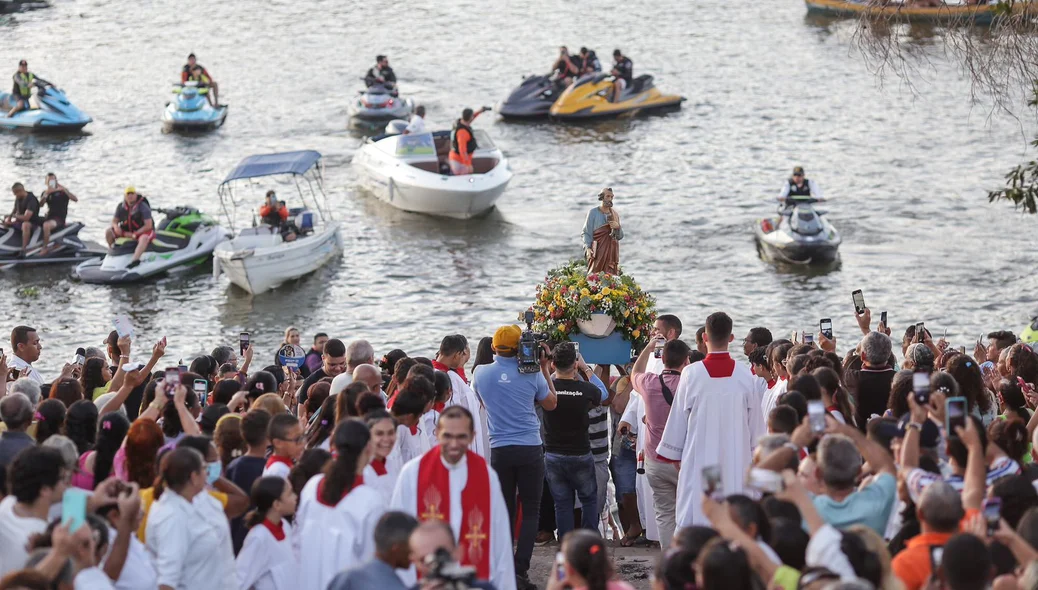 Imagem do santo padroeiro segue pela procissão fluvial