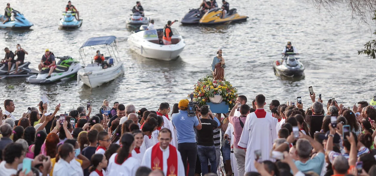 Imagem do santo padroeiro segue pela procissão fluvial