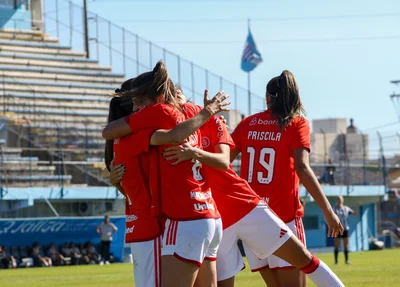 Internacional vence por 2 a 1 e se consolida na tabela