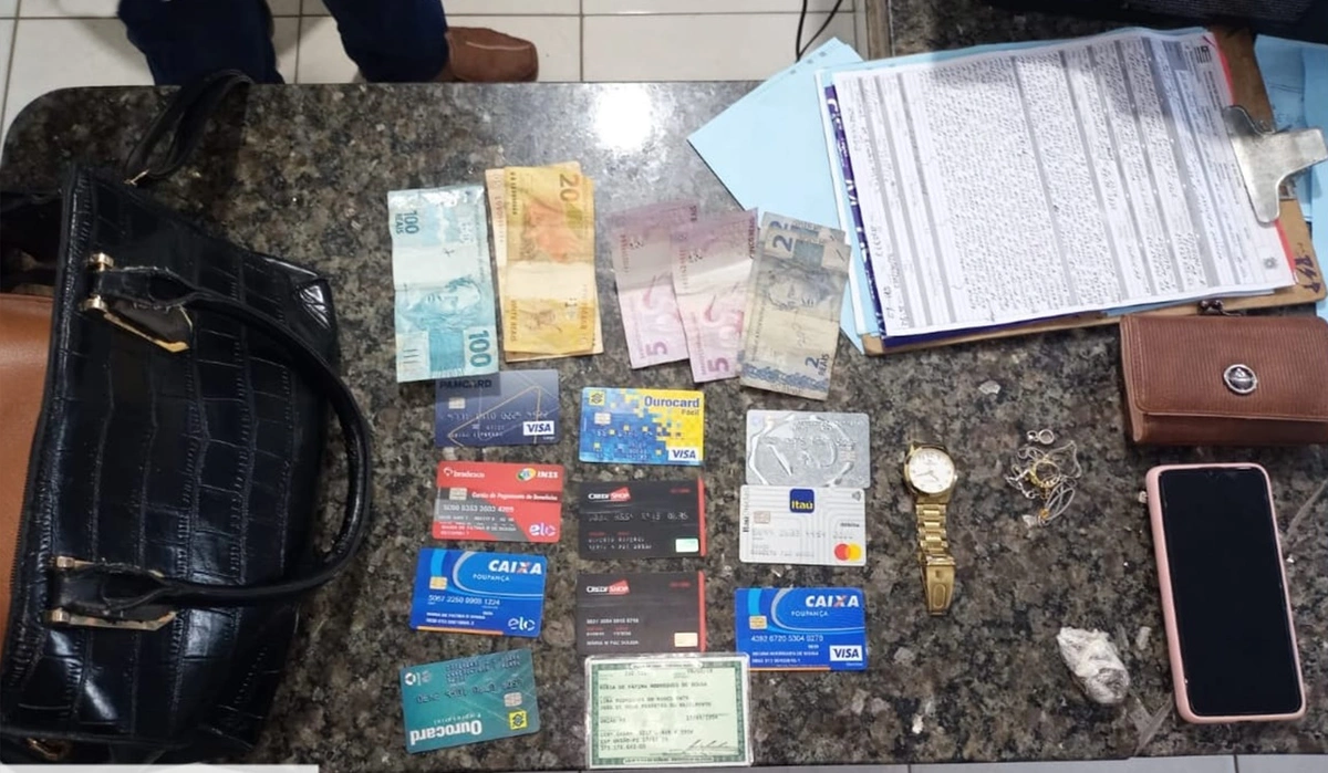 Itens apreendidos em posse de mulher acusada de furto e estelionato em Timon