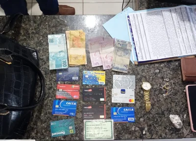 Itens apreendidos em posse de mulher acusada de furto e estelionato em Timon