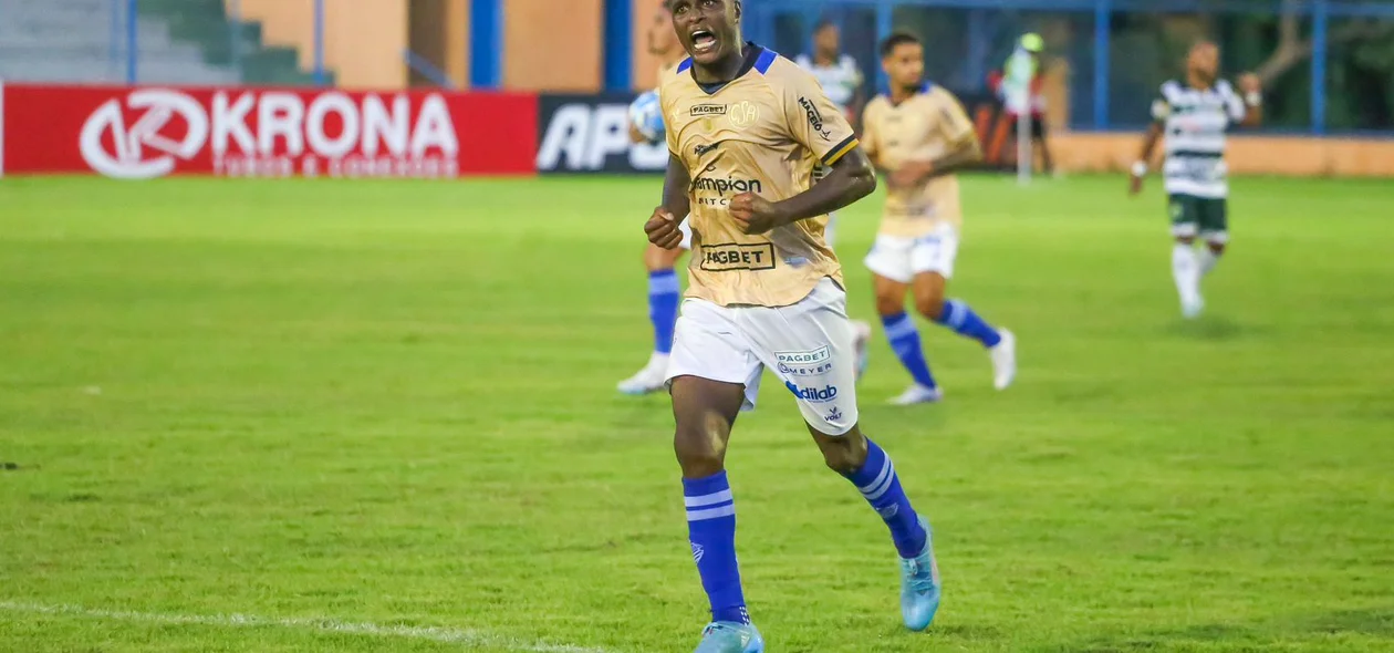 Jogador do CSA comemorando gol contra o Altos