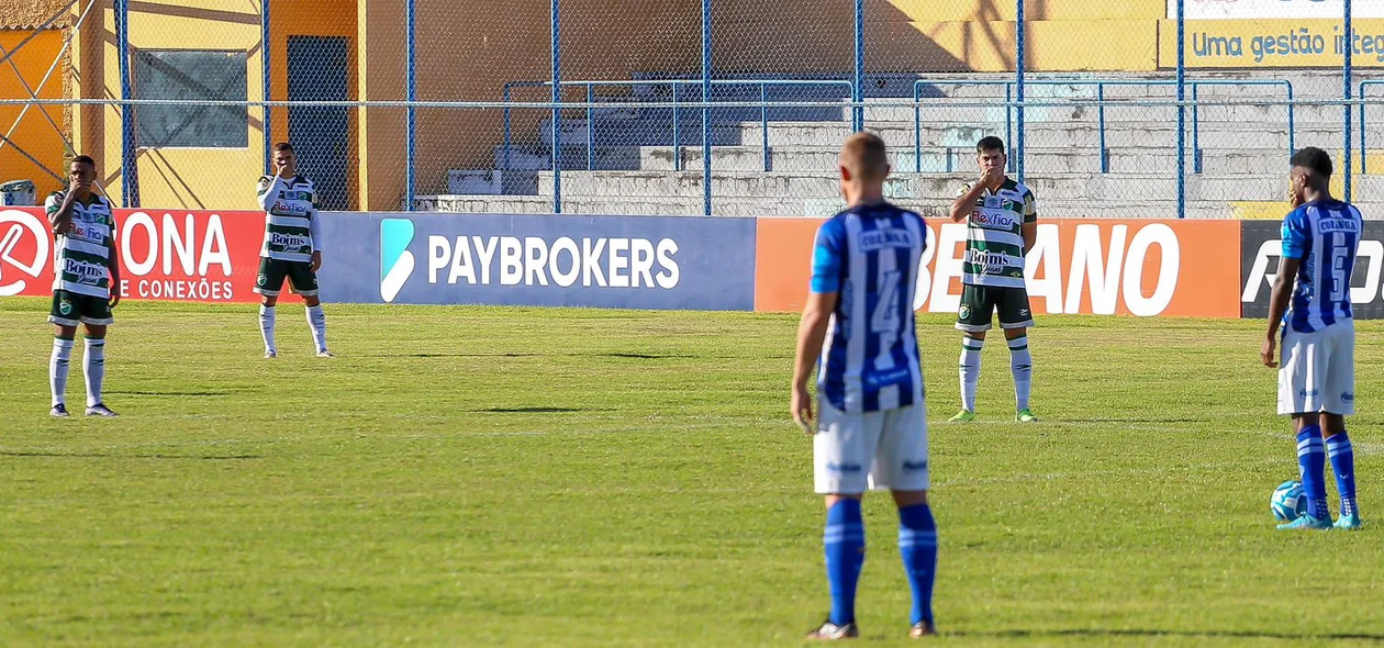 Jogadores de Altos e CSA fazendo protesto antes da partida
