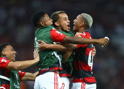 Jogadores do Flamengo comemoram vitória em cima do Racing