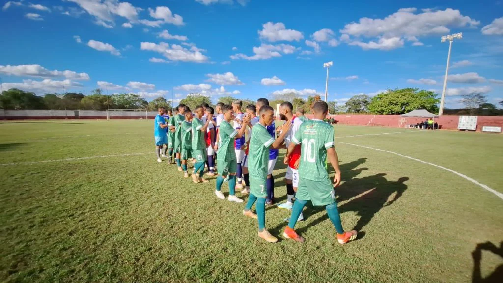 Jogadores rivas se cumprimentando