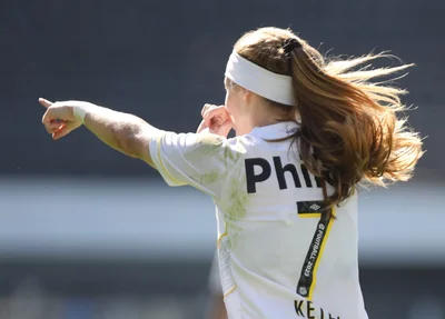 Ketlen Wiggers marcou duas vezes na vitória santista diante do Flamengo por 4 a 1