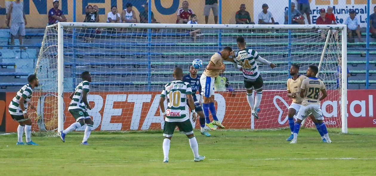 Lance dentro da pequena área na partida entre Altos e CSA