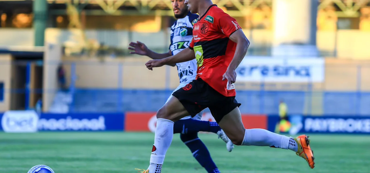 Lance do jogo entre Altos x Pouso Alegre