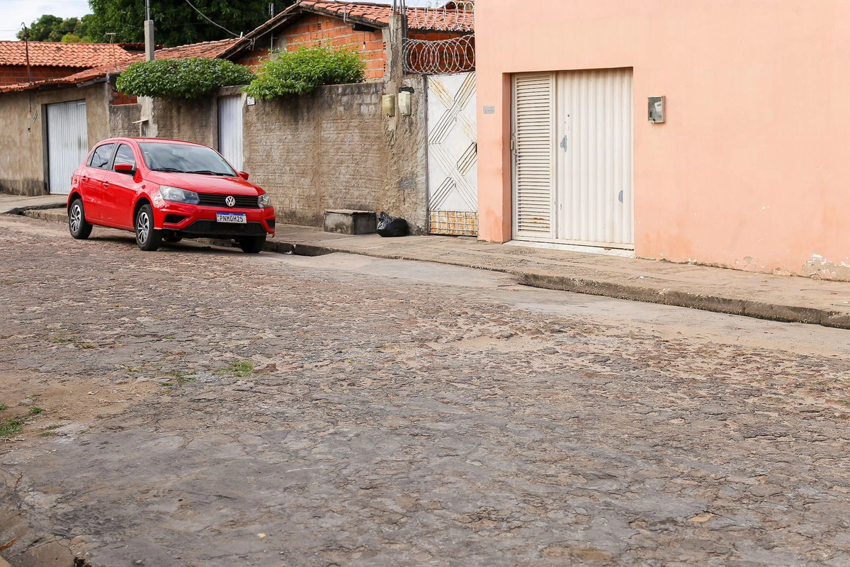 Local exato onde o cachorrinho "Titio" foi atropelado e depois arremessado na caixa de coleta do caminhão