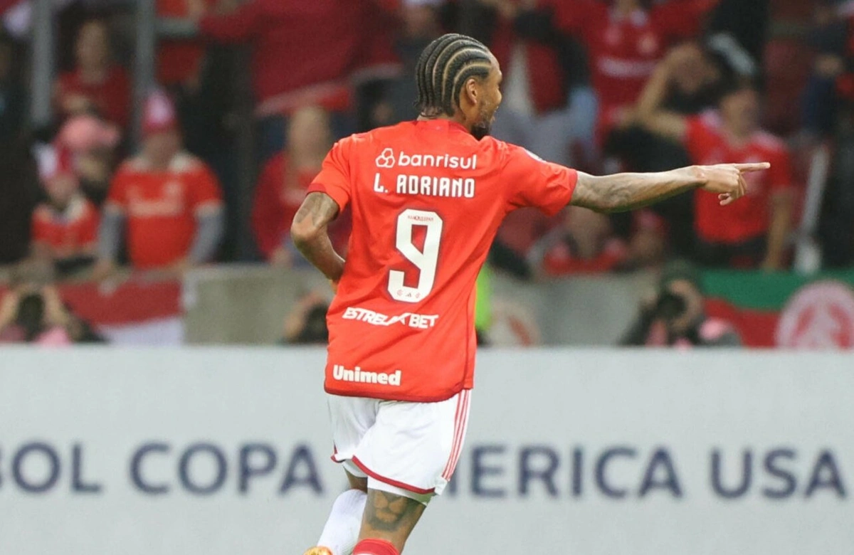 Luiz Adriano marcou dois gols na vitória contra o Independiente Medellín