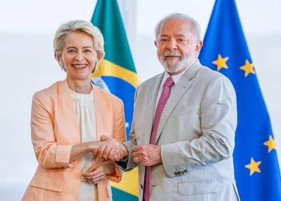Lula e a Presidente da Comissão Europeia, Ursula con der Leyen, durante reunião nesta segunda-feira (12)