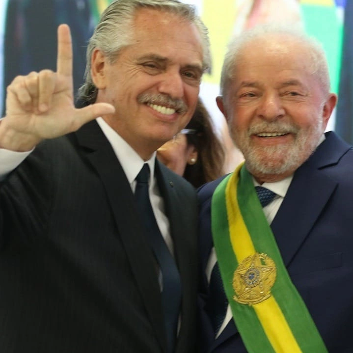 Lula e Fernández em encontro.