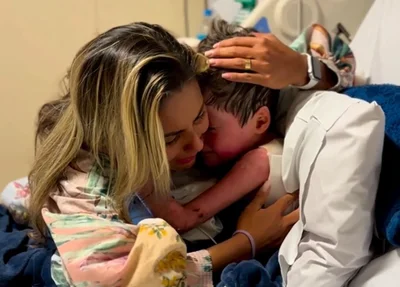 Mãe abraçando filho