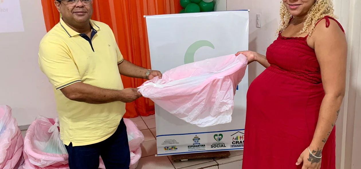 Mãe recebendo enxoval