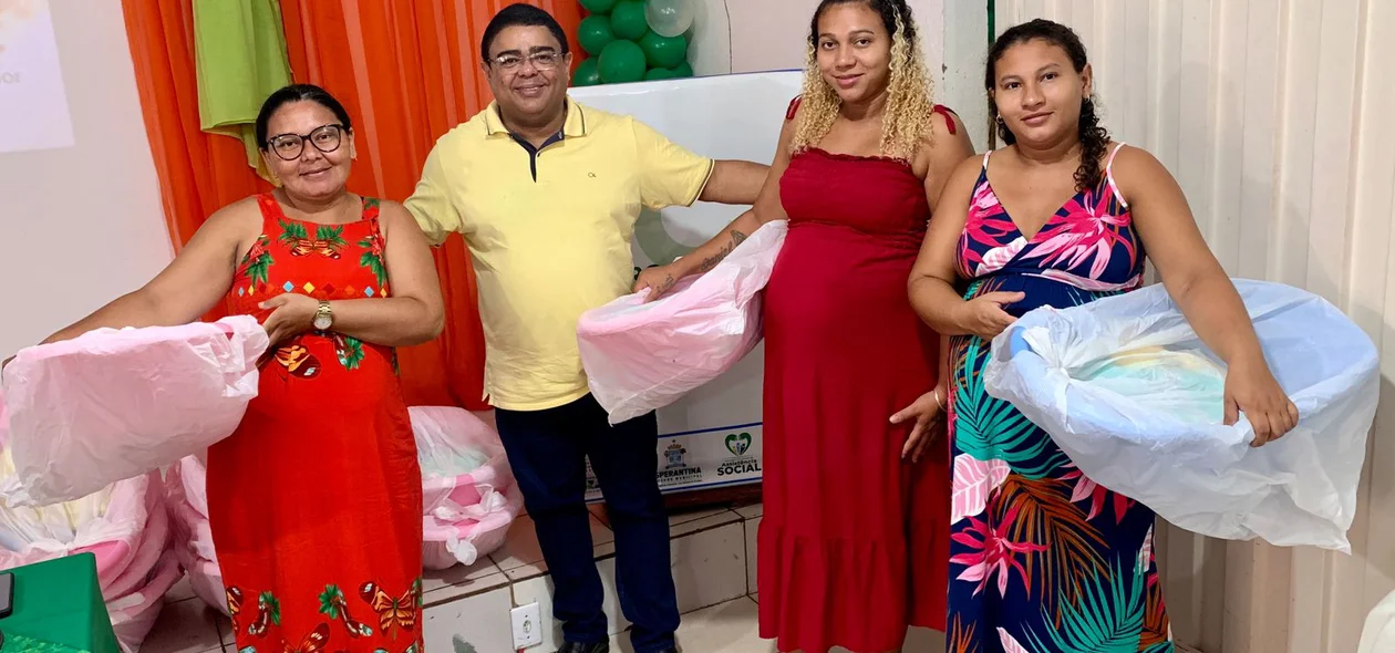 Mães recebem enxovais