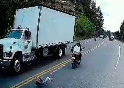 Menina sobrevive após ser atropelada por duas motos e quase ser atingida por caminhão
