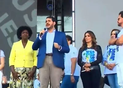 Ministro Jorge Messias discursa durante Marcha par Jesus