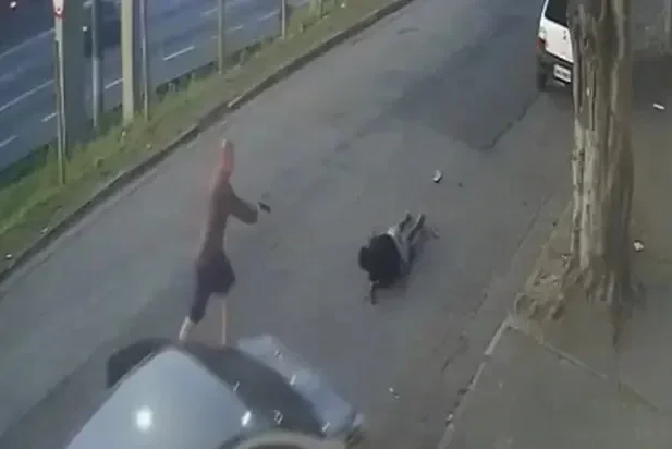 Momento em que PM dispara no ladrão, em São Paulo