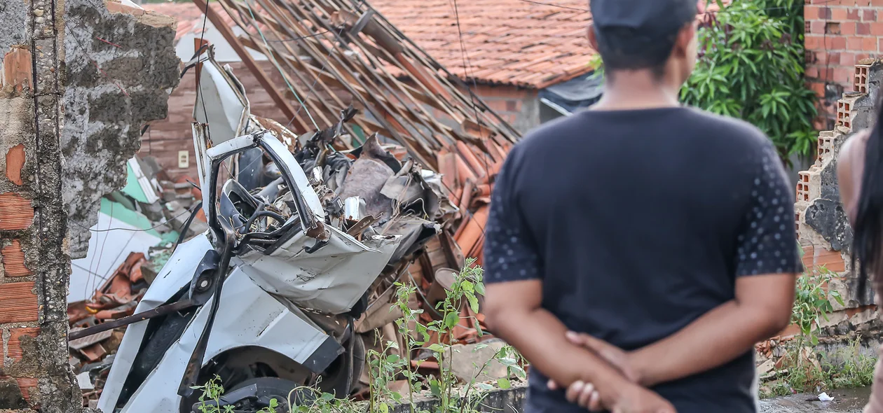 Morador olhando para a destruição que aconteceu