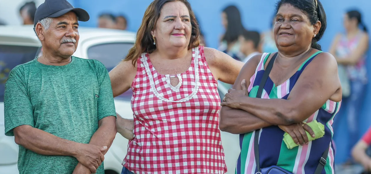 Moradores aguardam a chegada do santo na comunidade