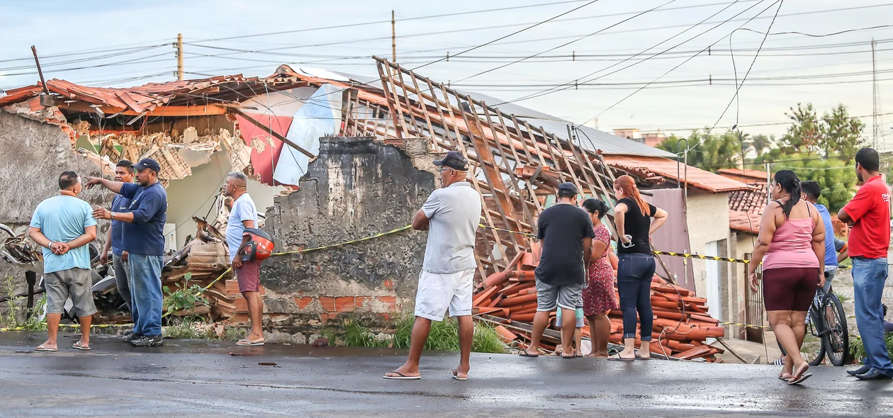 Moradores olhando a destruição