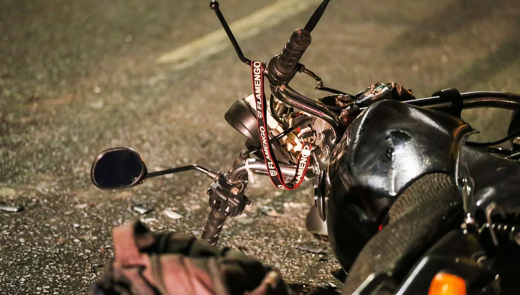 Motocicleta da vítima que morreu em acidente no bairro Cidade Jardim