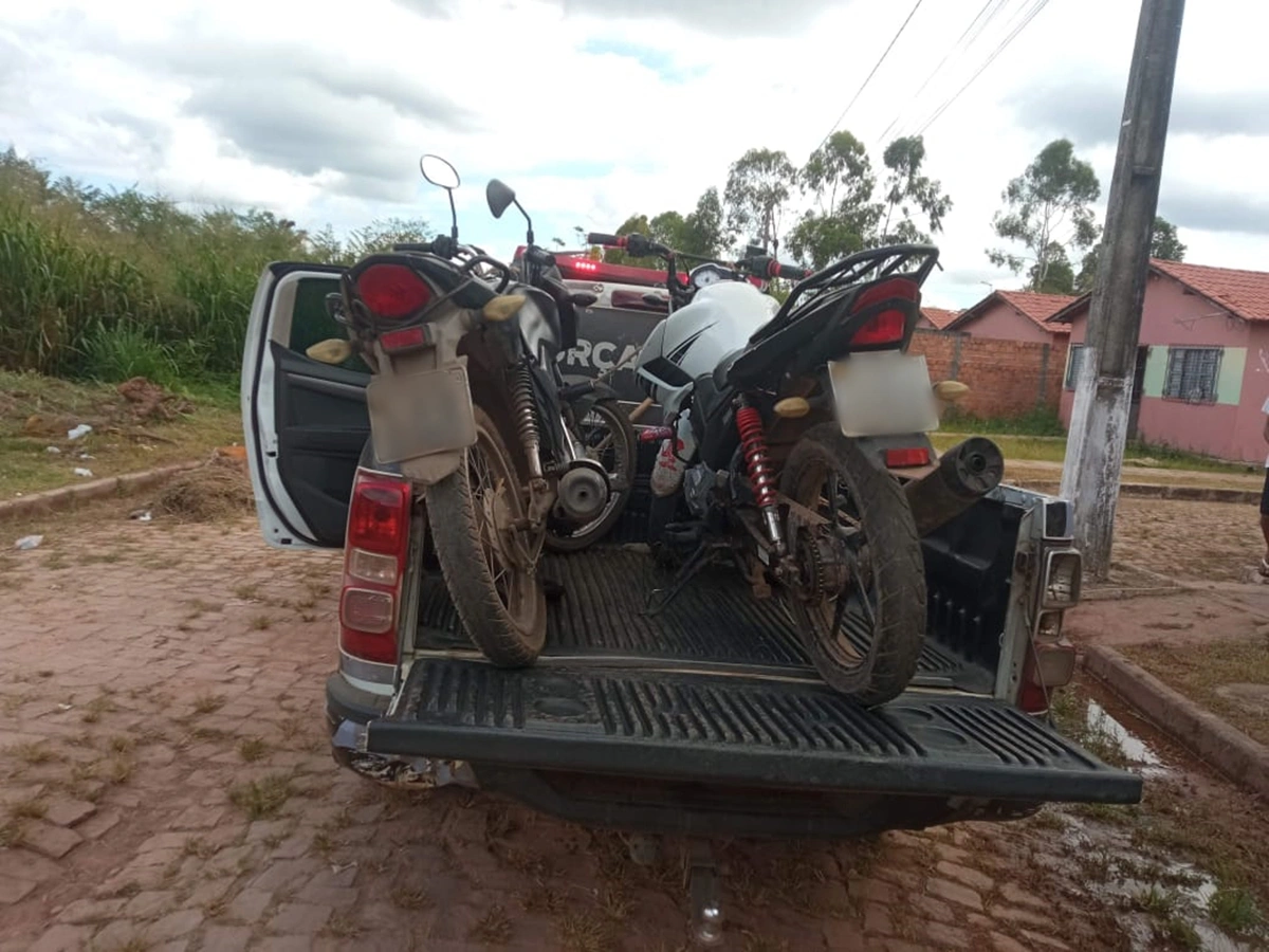 Motocicletas foram encontradas por popular em um matagal