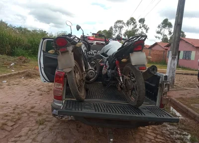 Motocicletas foram encontradas por popular em um matagal