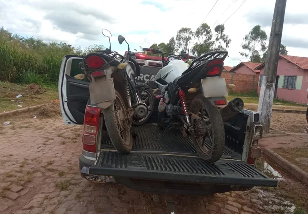 Motocicletas foram encontradas por popular em um matagal