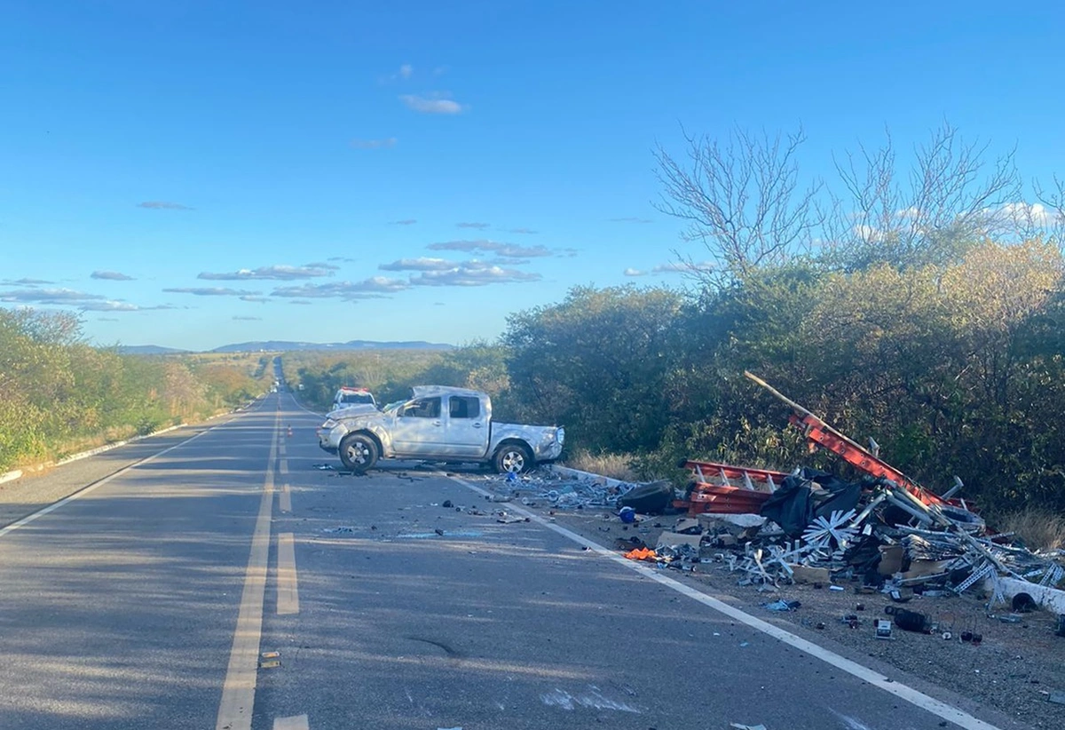 Motorista fica ferido após Hilux capotar na BR 343 em Paulistana