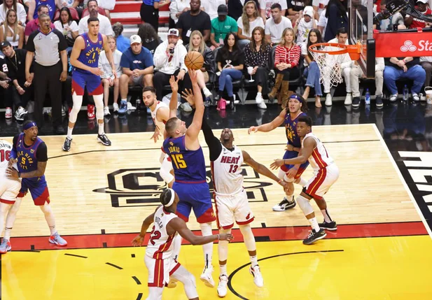Nikola Jokic sobe para um floater diante de Bam Adebayo no jogo 3 das finais da NBA em 7 de junho de 2023