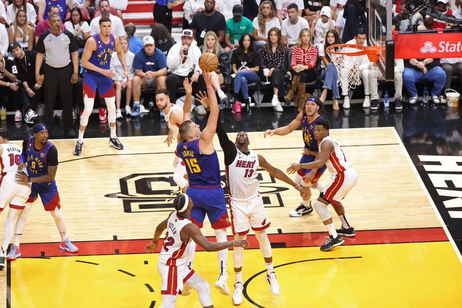 Nikola Jokic sobe para um floater diante de Bam Adebayo no jogo 3 das finais da NBA em 7 de junho de 2023