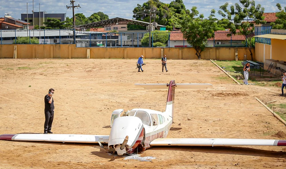 O avião caído no campo