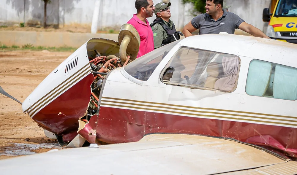 O avião caído no campo