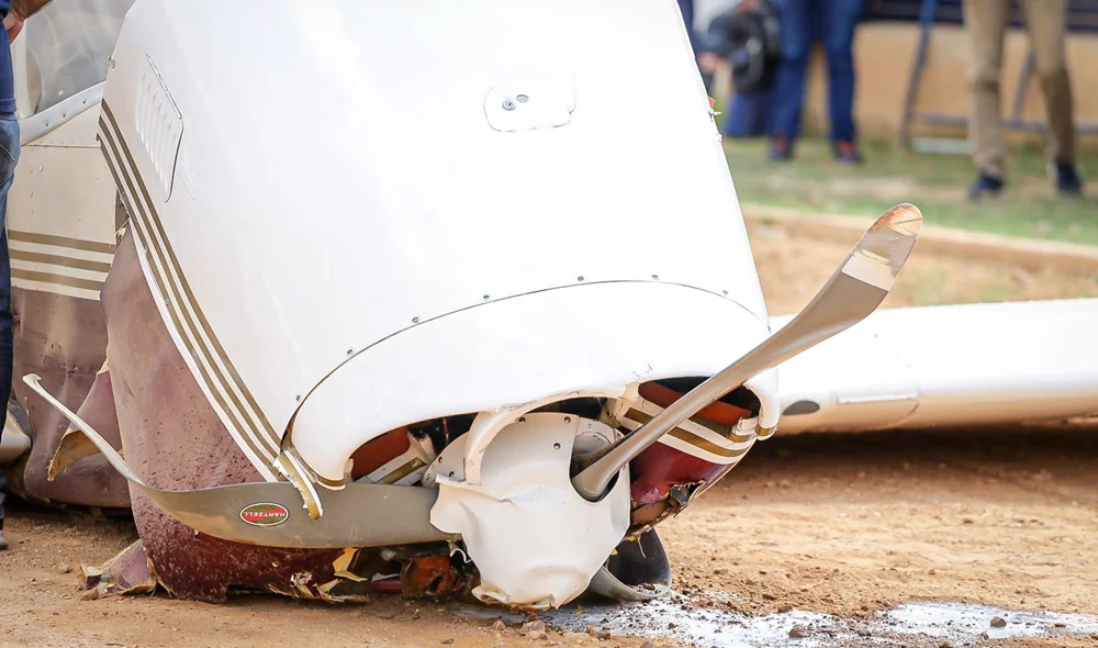 O avião caído no campo de futebol na zona norte de Teresina