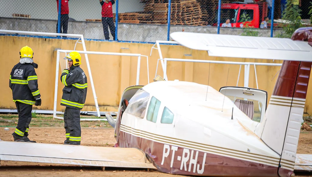 O avião caído no campo