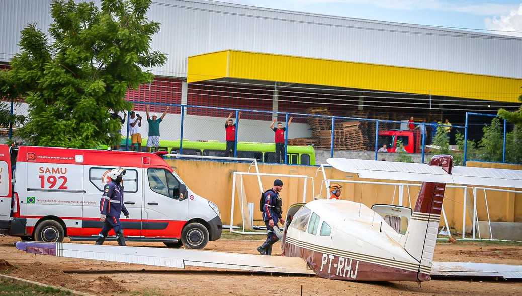 O avião caiu em um campo