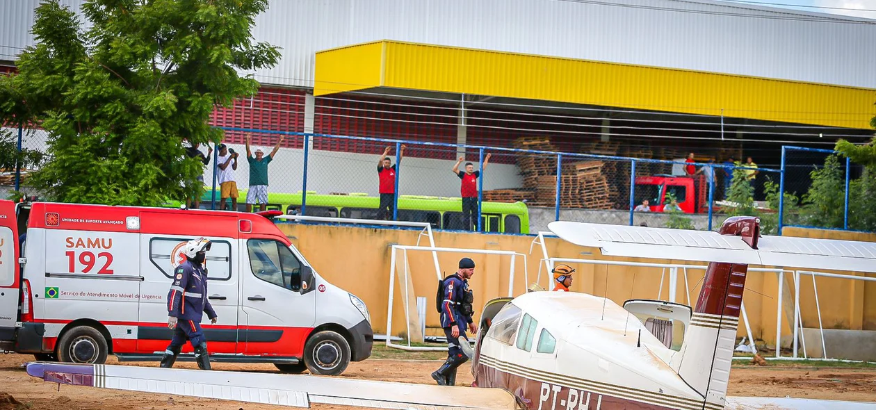 O avião caiu em um campo