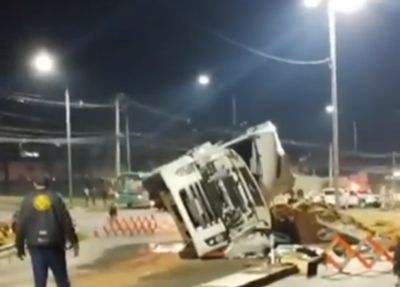 O caminhão tombou na frente de um Batalhão de Polícia Militar em MG